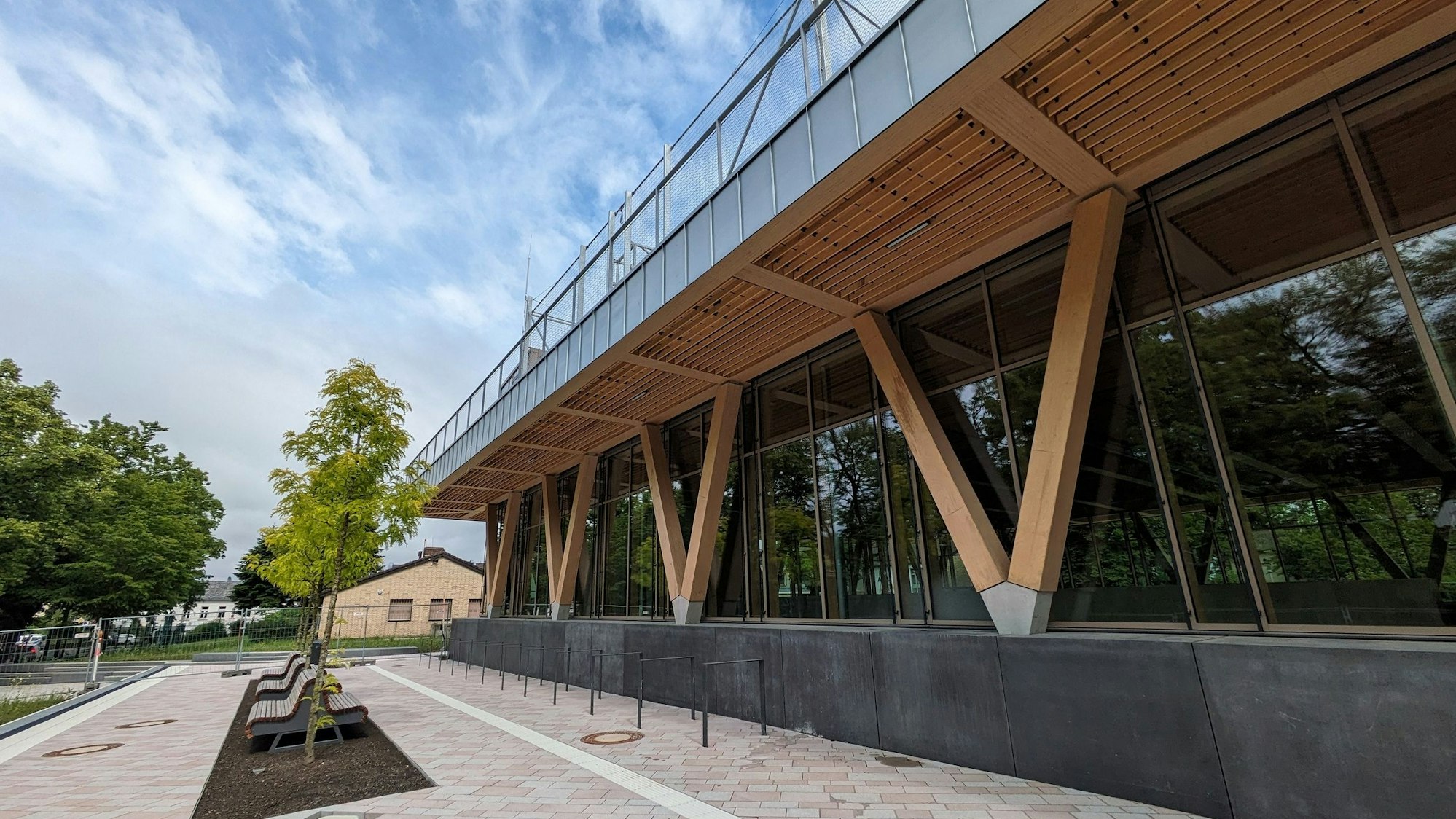 Die neue Sport- und Kulturhalle in Alfter ist fast fertiggestellt. Hier die Außenansicht.