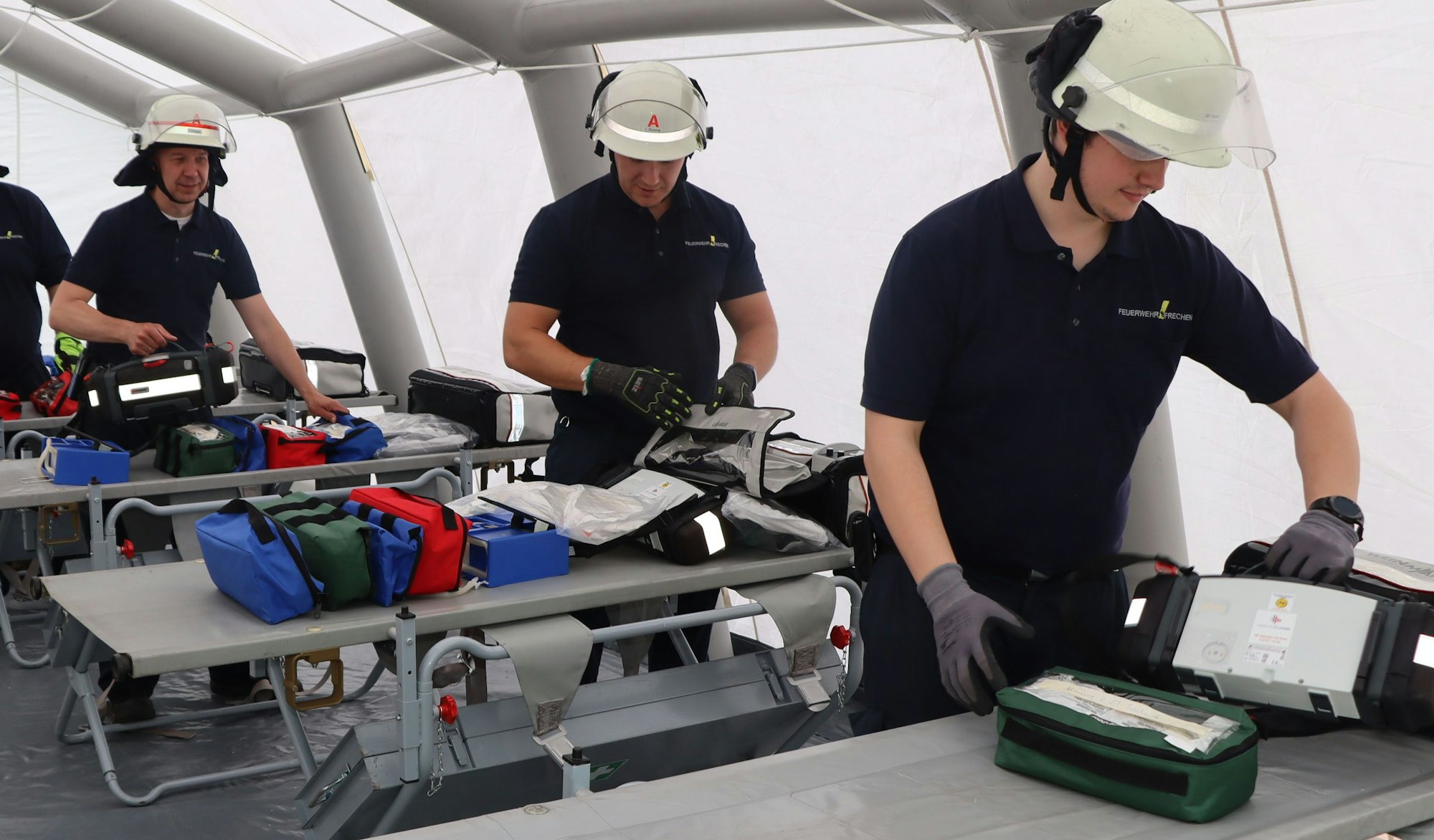 Ehrenamtler bauten die Versorgungs- und Behandlungszelte auf und bestückten sie mit den notwenigen Utensilien.