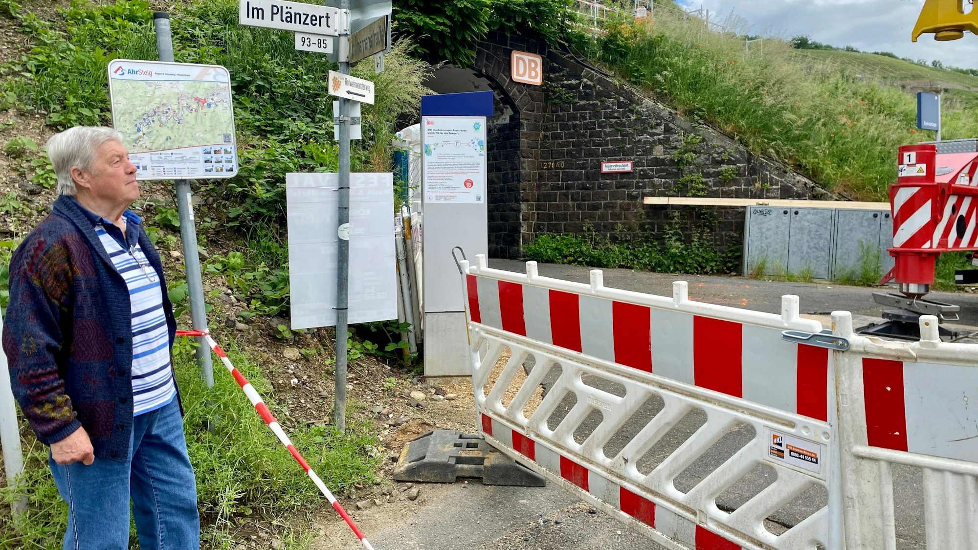 Anwohner Jürgen Schneider steht vor dem alten Walporzheimer Bahnhof und schaut sich den Kran an.