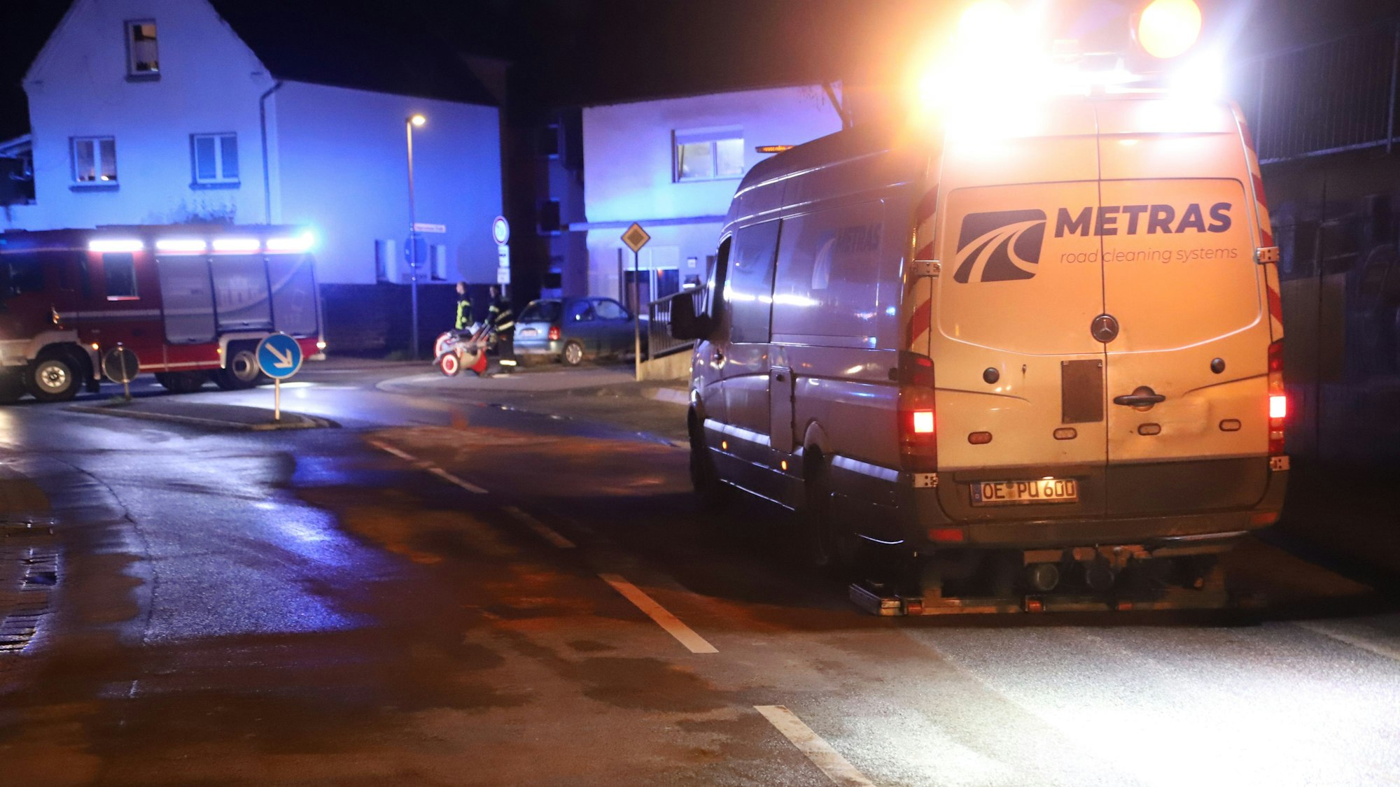 Ein Spezialunternehmen reinigte mit Wasserdruck und Lösungsmitteln die Fahrbahn.