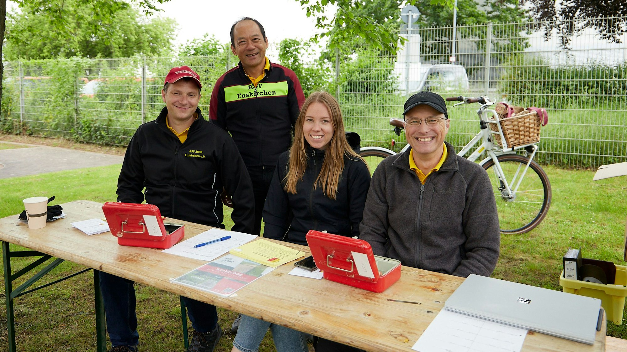 Drei Männer und eine Frau führen am Start in Euskirchen die Anmeldeformalitäten für die Radtouristikfahrt durch.