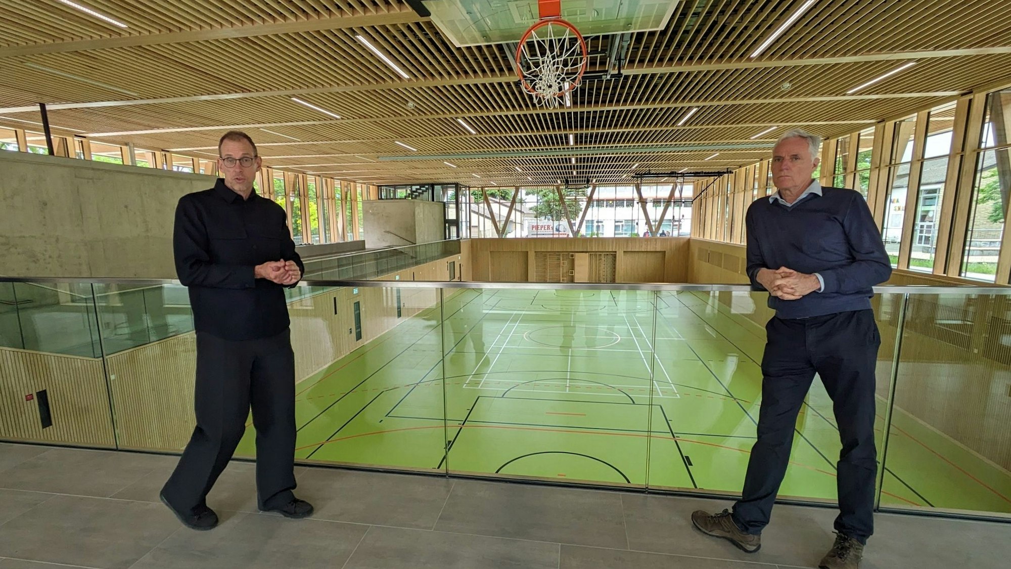 Architekt Ulrich Königs (links) und Bürgermeister Rolf Schumacher informieren über die neue Sport- und Kulturhalle in Alfter.