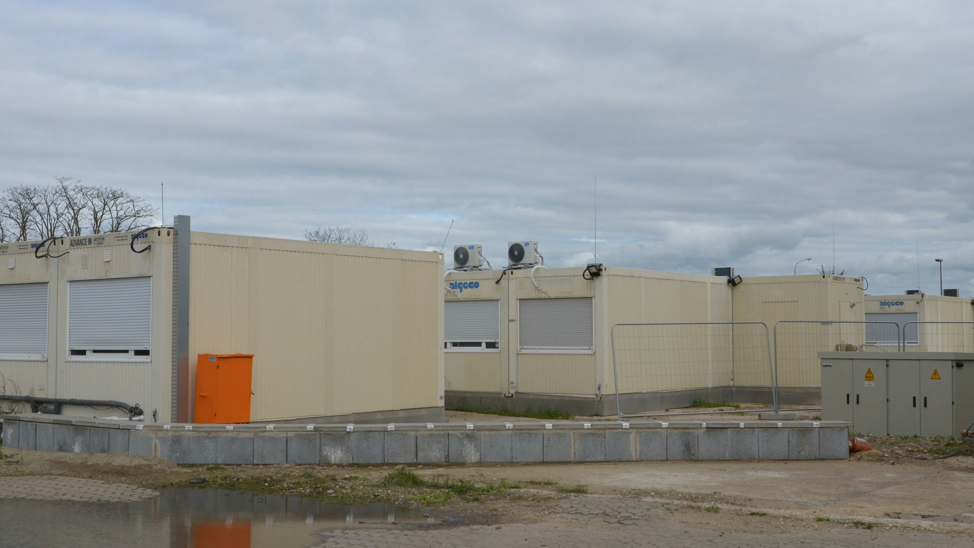 Das Bild zeigten mehrere Reihen mit Wohncontainern.