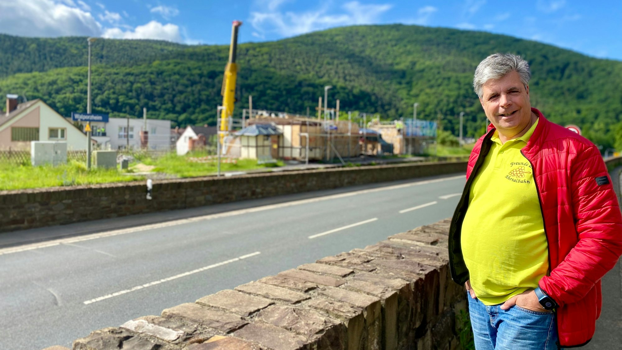 Ulrich Stumm steht an der Straßen und schaut auf die Baustelle.