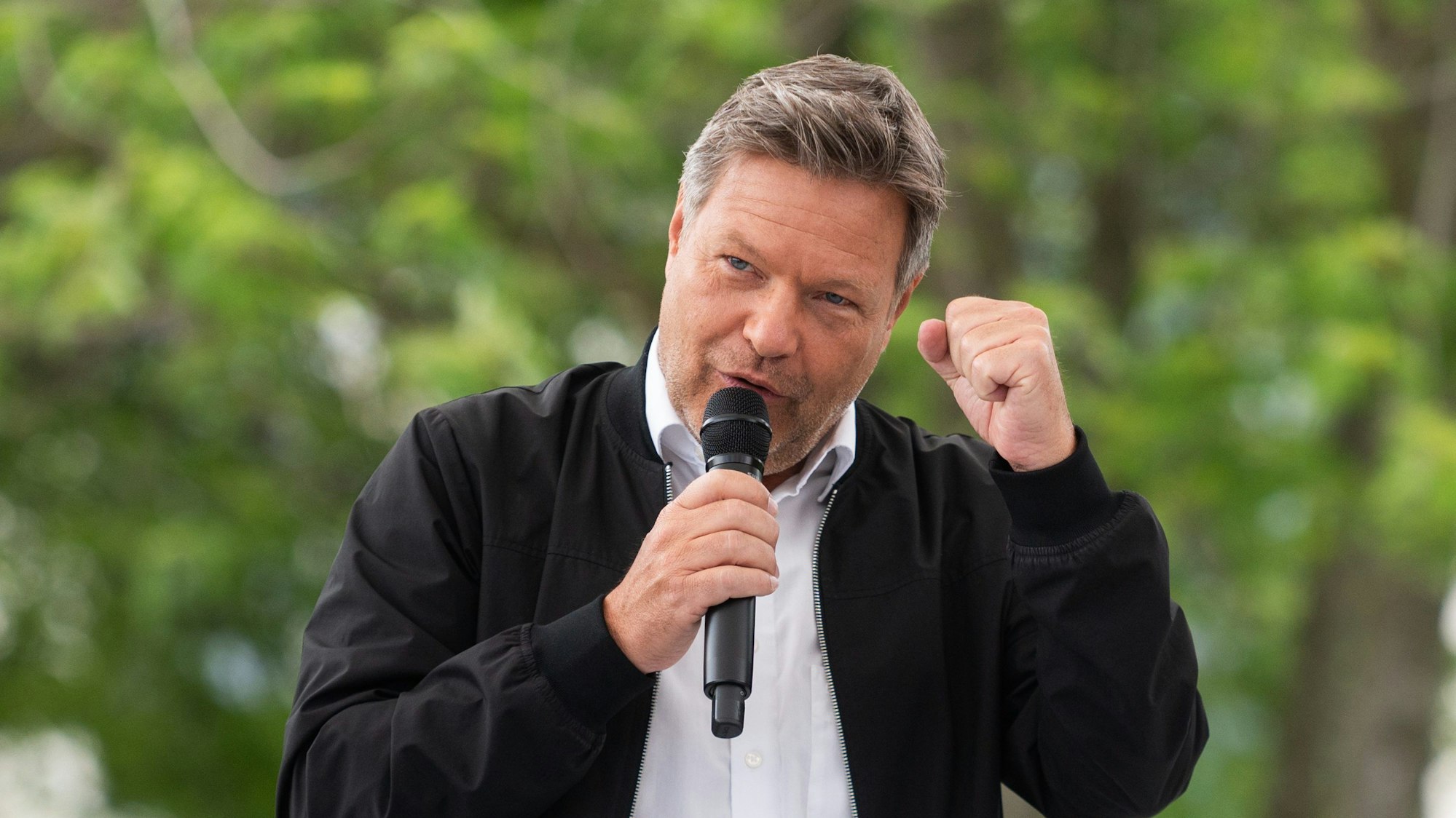 Robert Habeck (Bündnis 90/Die Grünen), Bundesminister für Wirtschaft und Klimaschutz, spricht beim Demokratiefest im Berliner Regierungsviertel. Habeck äußerte sich dabei auch zum umstrittenen Heizungsgesetz.