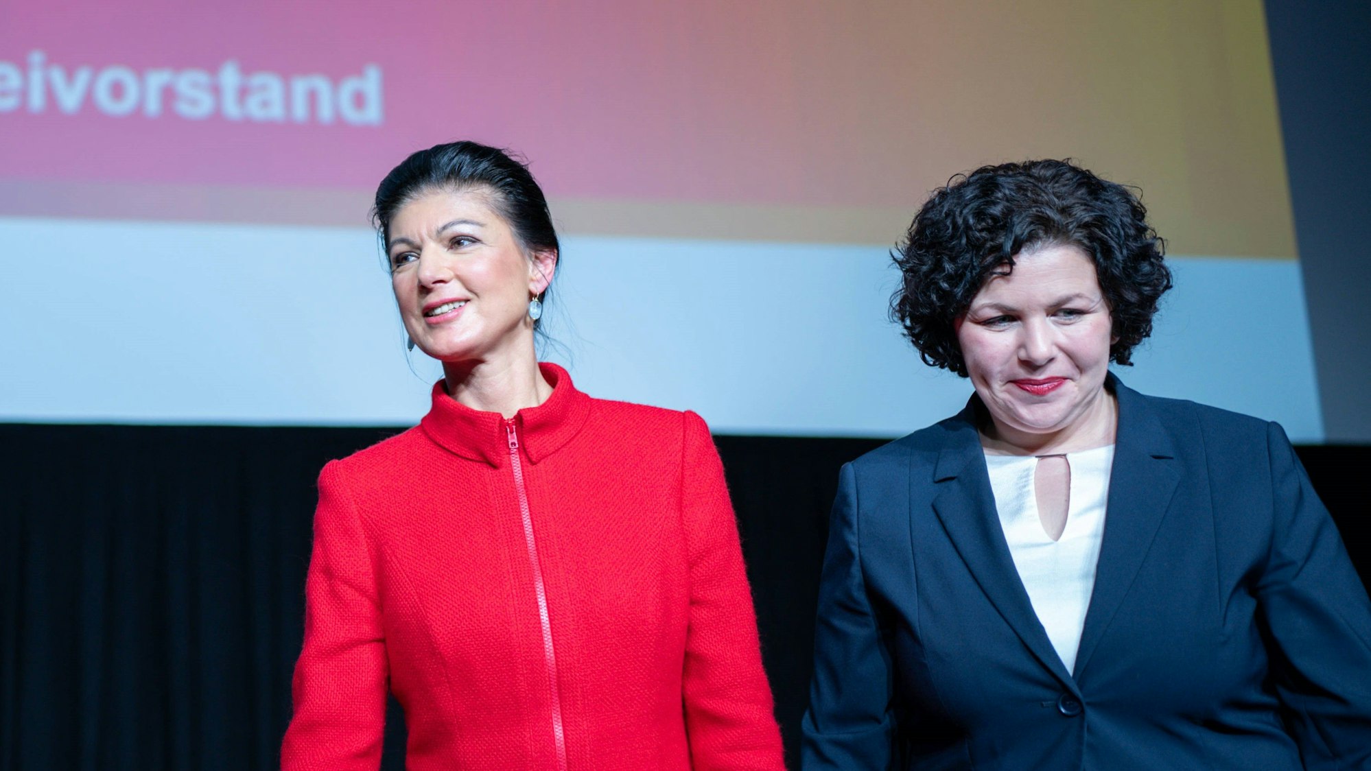 BSW-Vorsitzende Amira Mohamed Ali (r.) zusammen mit Parteigründerin Sahra Wagenknecht. Mohamed Ali hat den Grünen-Politiker Anton Hofreiter attackiert. (Archivbild)