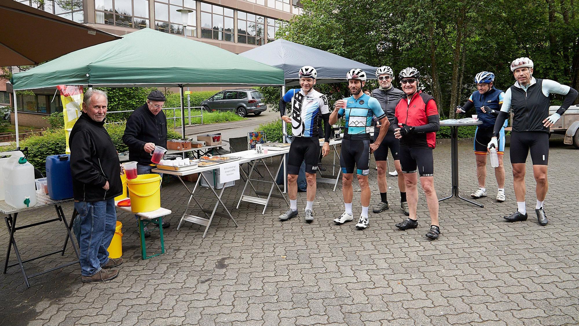 Zahlreiche Fahrradfahrer stehen im Rahmen der Radtouristikfahrt an einer Verpflegungsstelle bei Blumenthal.