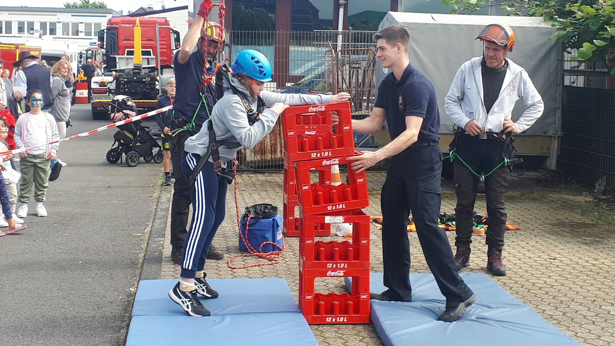 Zu ihrem ersten Fest an ihrem neuen Standort lud die Freiwillige Feuerwehr Longerich ein. Eine der Attraktionen: Kistenklettern.
