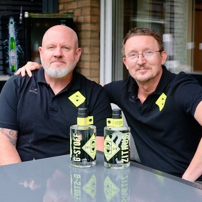 Rüdiger Schulz und Stephan Hemmers mit ihrem Gin.