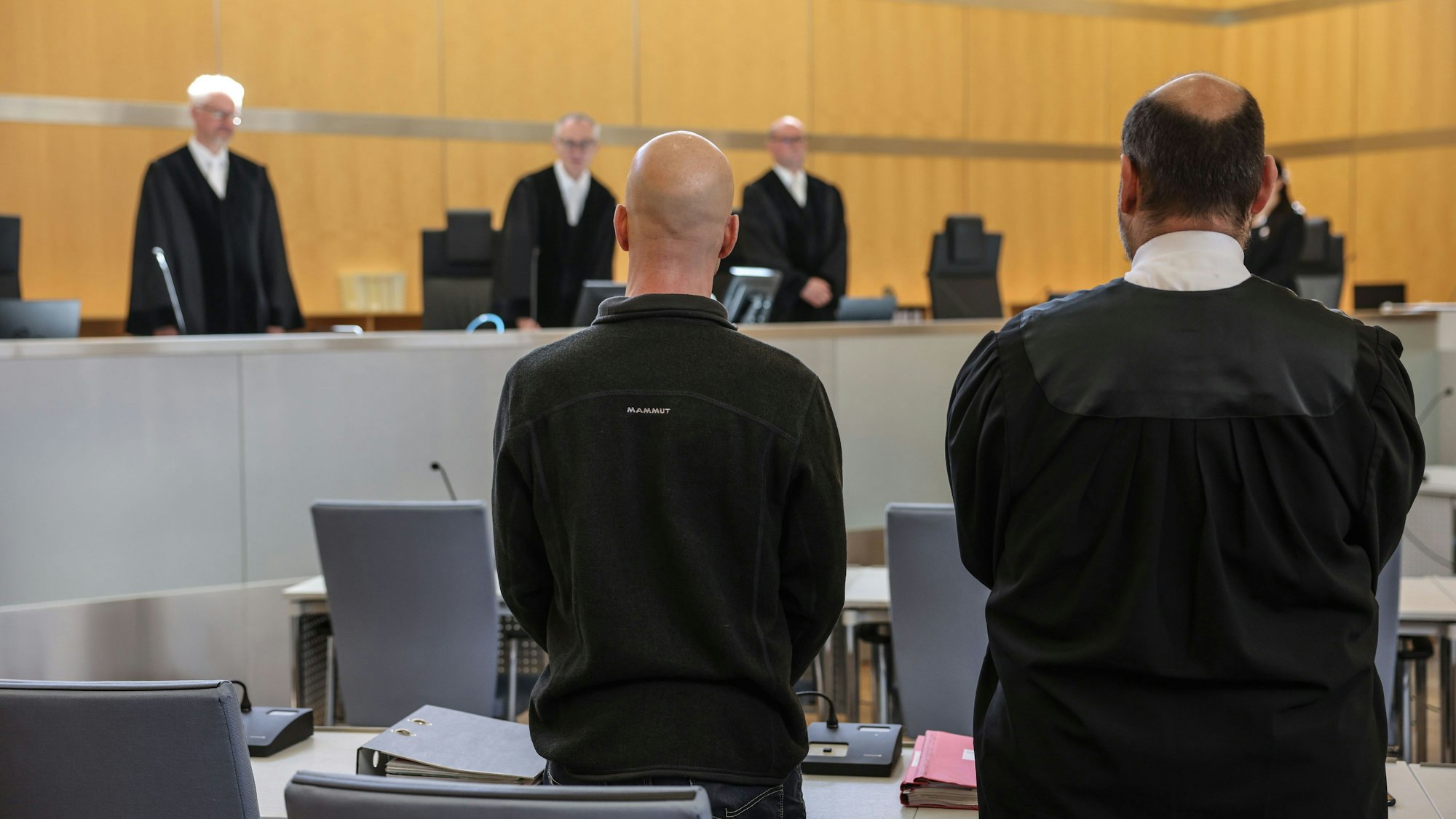 Nordrhein-Westfalen, Düsseldorf: Der Angeklagte (l, vorne) steht neben seinem Anwalt Marvin Schroth (r) im Gerichtssaal. (Archivbild)