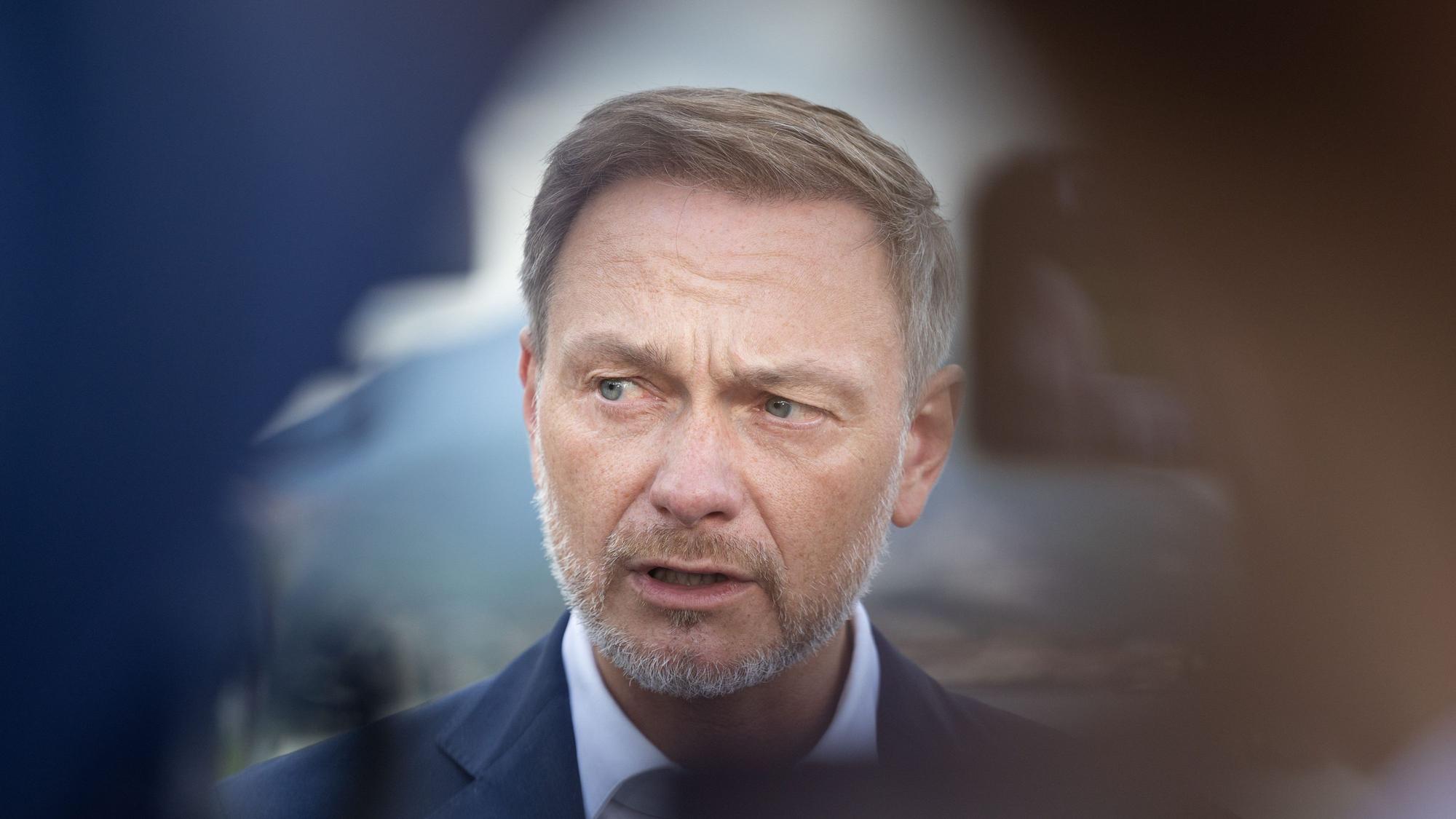 Christian Lindner (FDP), Bundesminister der Finanzen, spricht auf einer Pressekonferenz vor Beginn des Treffens der G7-Finanzminister in Stresa. (Archivbild)