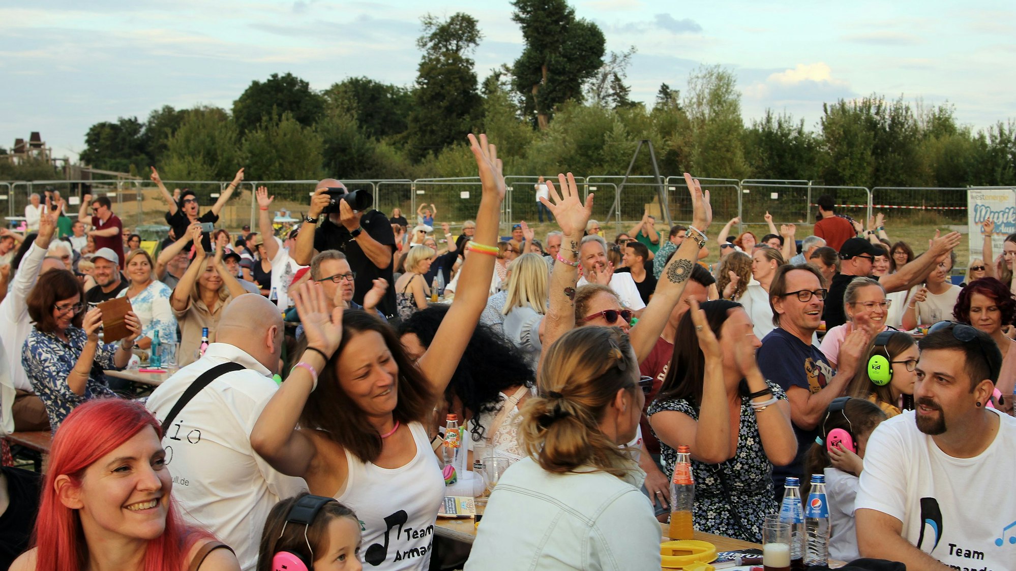 Auf dem Foto sind Zuschauer des ELC in Elsdorf zu sehen.
