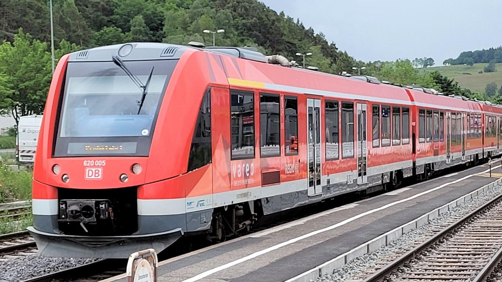 Das Bild zeigt einen Zug auf Eifelstrecke.