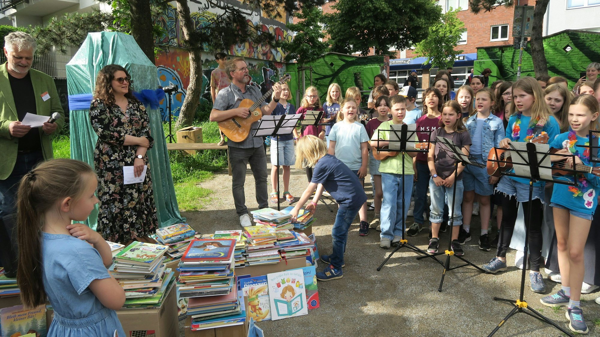 Auch musiziert wurde an diesem Tag aus Anlass des neuen Bücherschranks, der auf unserem Bild hinten links, noch abgehangen, zu sehen ist.