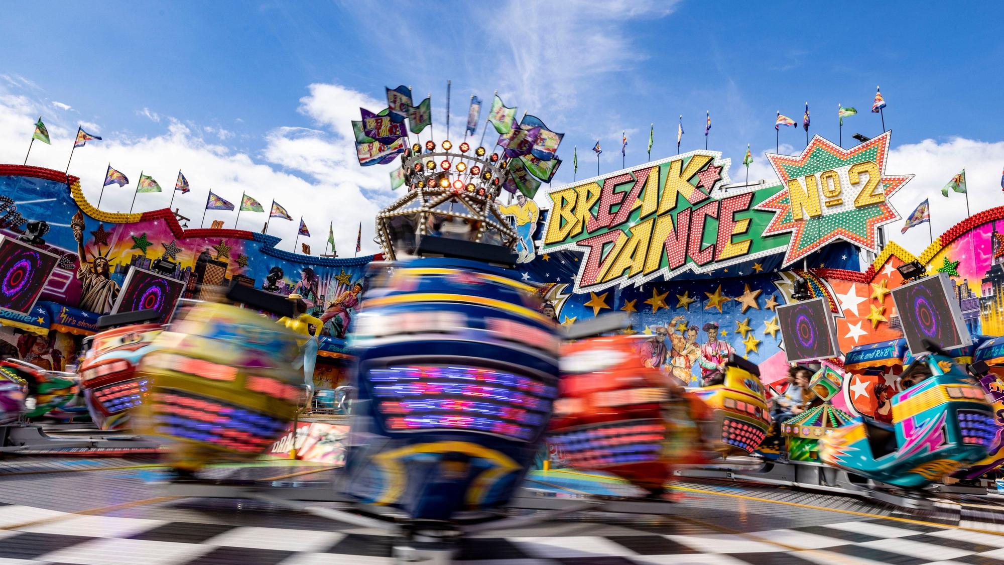 Das Fahrgeschäft "Breakdance".