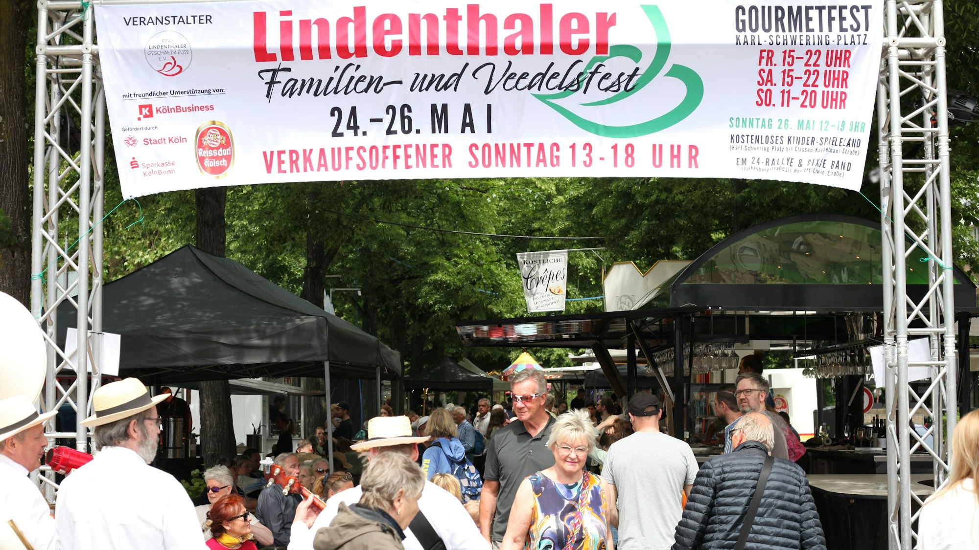 Diverse kulinarische Optionen gab es beim Gourmetfest, auf dem Karl-Schwering-Platz.