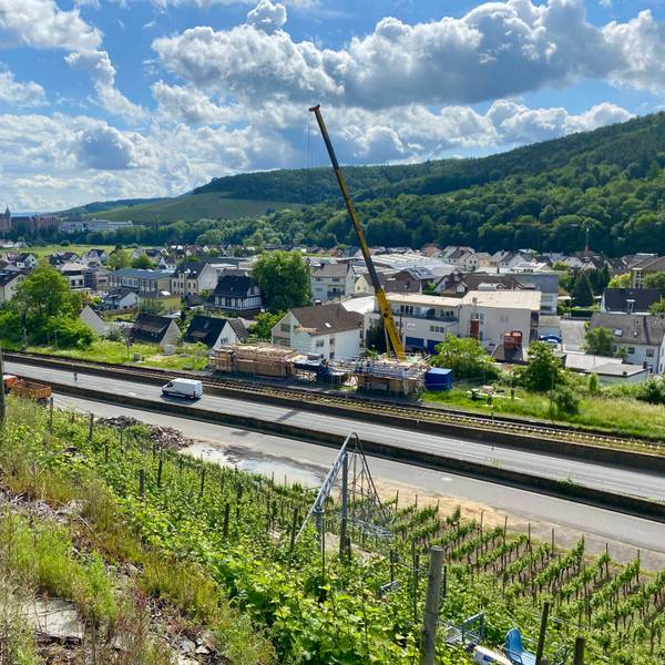 Über dem Ahrtal hebt der Kran das erste Bauteil des alten Walporzheimer Bahnhofs an.