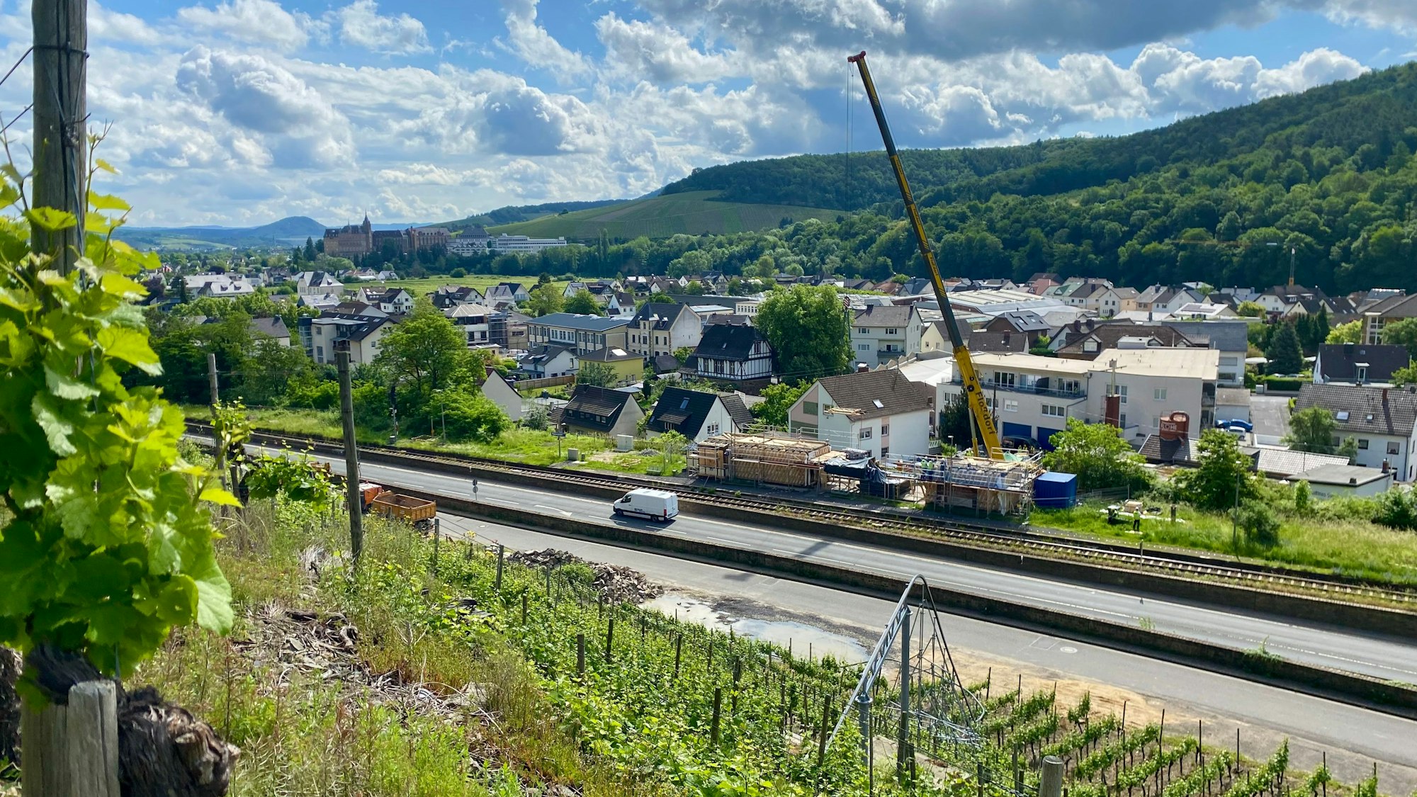 Über dem Ahrtal hebt der Kran das erste Bauteil des alten Walporzheimer Bahnhofs an.