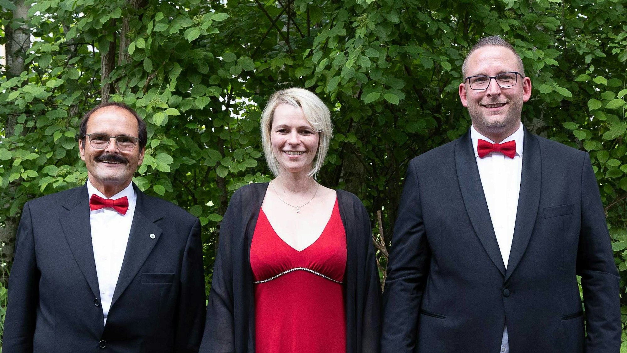 Freuen sich auf die kommende Session: Das designierte Porzer Dreigestirn um Detlef Grenz (l.), Jennifer Sangermann und Benjamin Hartung.