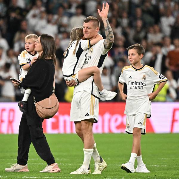 Toni Kroos dreht mit seiner Frau und den drei Kindern eine letzte Ehrenrunde im Santiago Bernabeu-Stadion in Madrid.