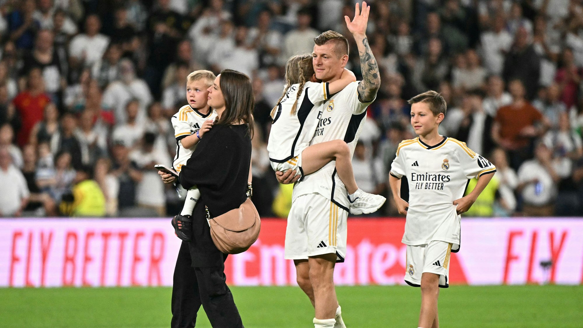 Toni Kroos dreht mit seiner Frau und den drei Kindern eine letzte Ehrenrunde im Santiago Bernabeu-Stadion in Madrid.