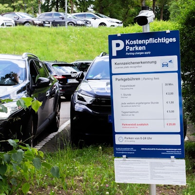Schild mit der Preisübersicht am Parkplatz am Krankenhaus Gummersbach.