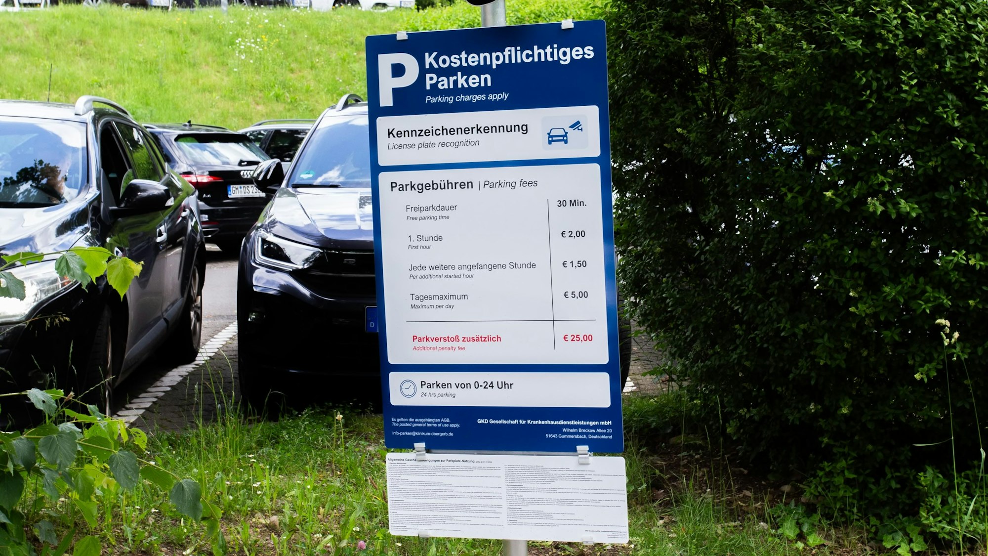 Schild mit der Preisübersicht am Parkplatz am Krankenhaus Gummersbach.