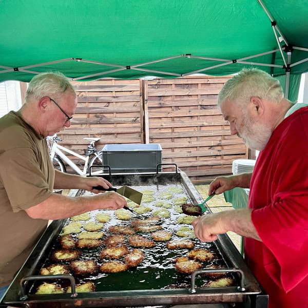 Reibekuchen im Akkord: Manfred Haller (l.) und Heinz Hönscheid backen für den guten Zweck.