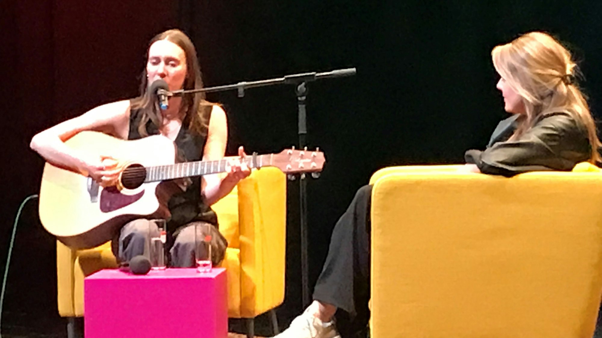 Britney X-Festival - Ricarda Hofmann im Gespräch mit Sängerin Malou Lovis.