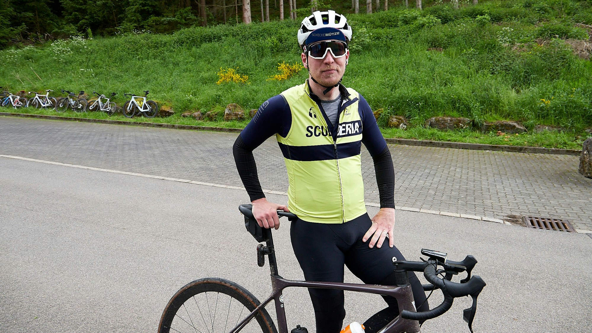 Der Fahrradfahrer René Hengsberg aus Nettersheim steht an seinem Rennrad.