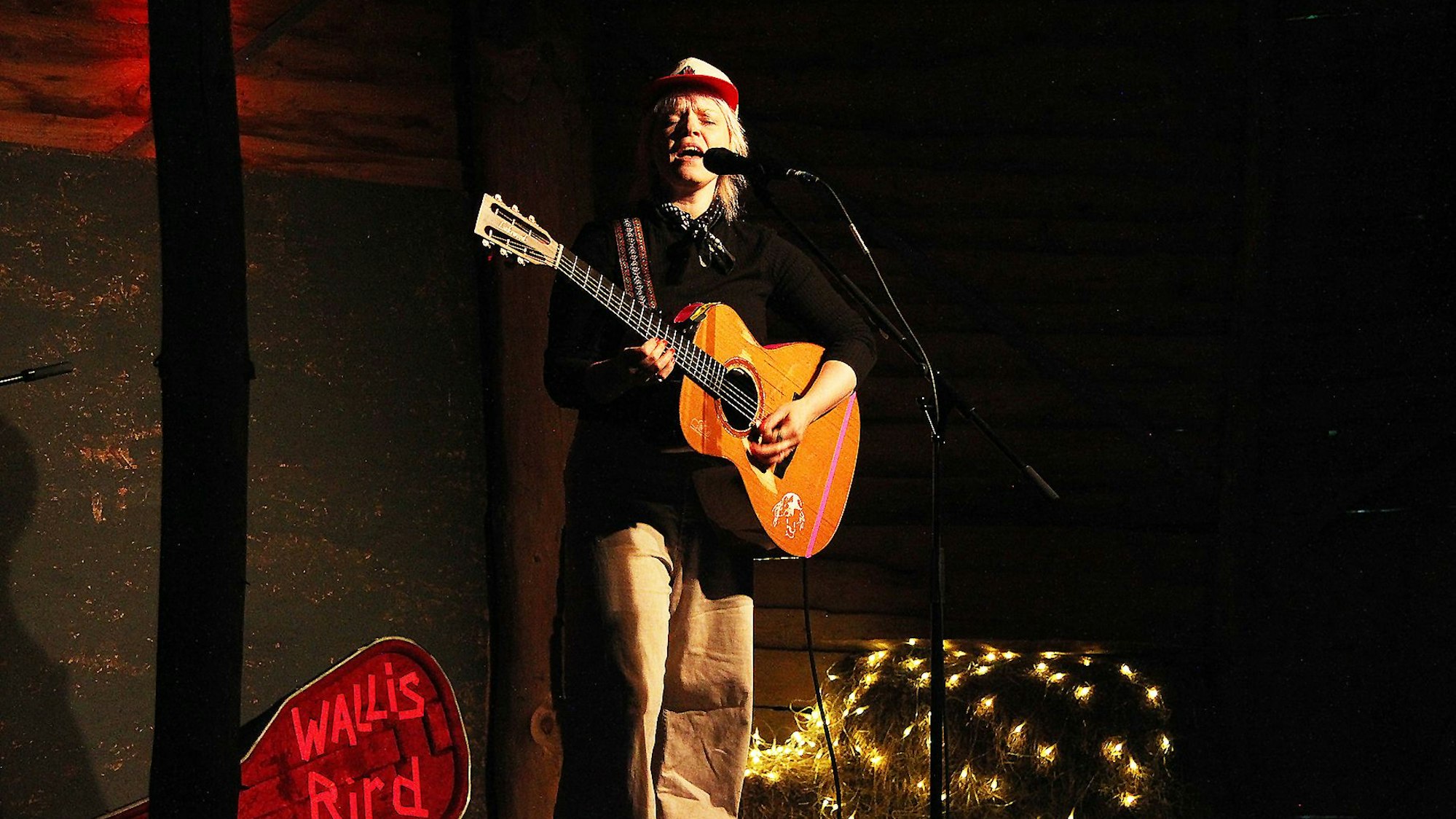 Wallis Birg steht mit ihrer Gitarre auf der Bühne.