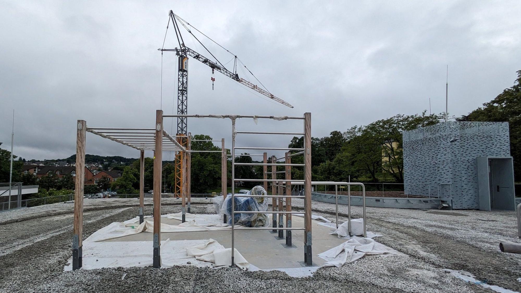 In wenigen Tagen soll auf dem Dach der neuen Sport- und Kulturhalle in Alfter, wo sich der Spiel- und Basketballplatz befindet, der Kunststoffbelag aufgebracht werden.