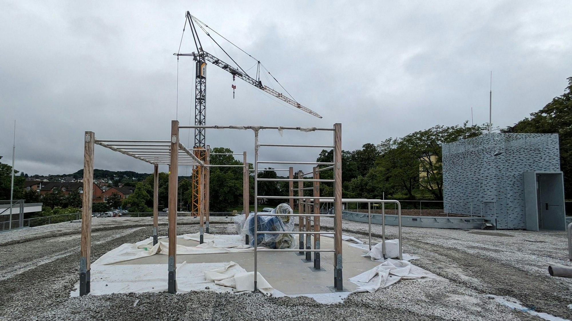 In wenigen Tagen soll auf dem Dach der neuen Sport- und Kulturhalle in Alfter, wo sich der Spiel- und Basketballplatz befindet, der Kunststoffbelag aufgebracht werden.