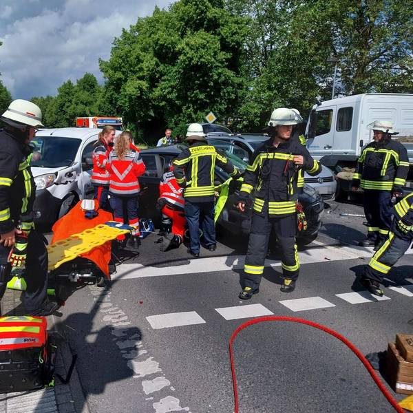 Es gibt mehrere Verletzte, die Kreuzung ist in Richtung Siegburg derzeit voll gesperrt.