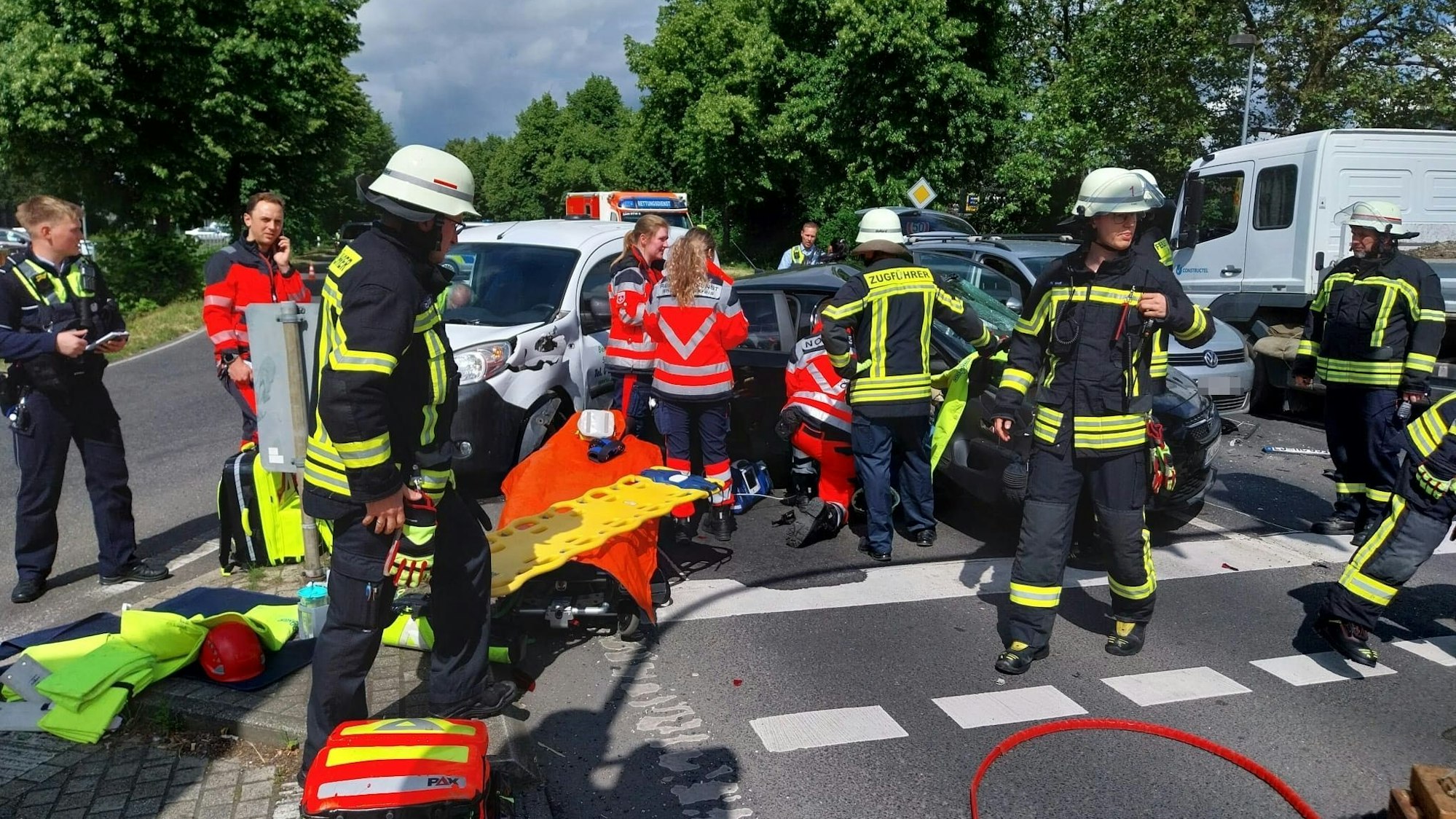 Es gibt mehrere Verletzte, die Kreuzung ist in Richtung Siegburg derzeit voll gesperrt.