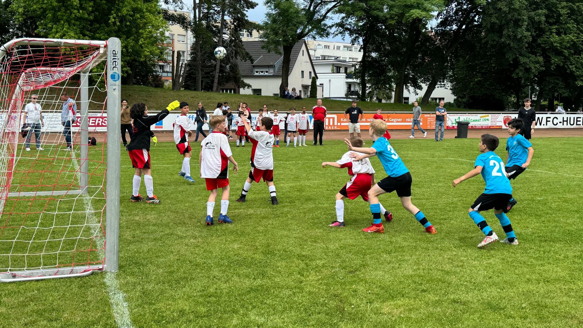 Nachwuchskicker kämpften auf dem Fußballplatz im Stadion Alt-Hürth vor dem Tor um den Ball.