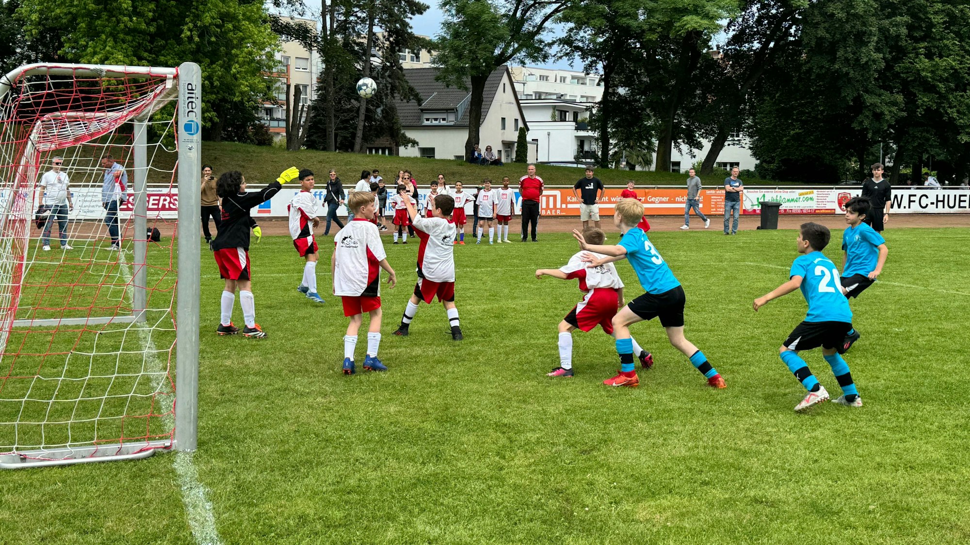 Nachwuchskicker kämpften auf dem Fußballplatz im Stadion Alt-Hürth vor dem Tor um den Ball.