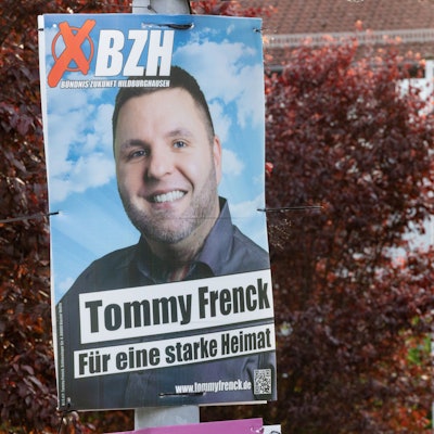 Hildburghausen: Ein Wahlplakat von Tommy Frenck vom „Bündnis Zukunft Hildburghausen“ hängt vor dem Landratsamt. Frenck bekam 24,9 Prozent der Stimmen.