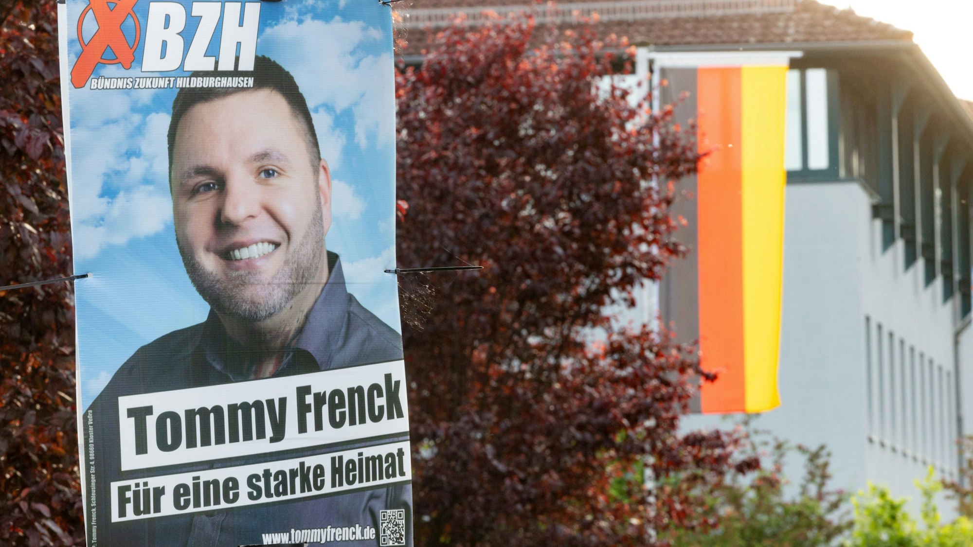 Hildburghausen: Ein Wahlplakat von Tommy Frenck vom „Bündnis Zukunft Hildburghausen“ hängt vor dem Landratsamt. Frenck bekam 24,9 Prozent der Stimmen.