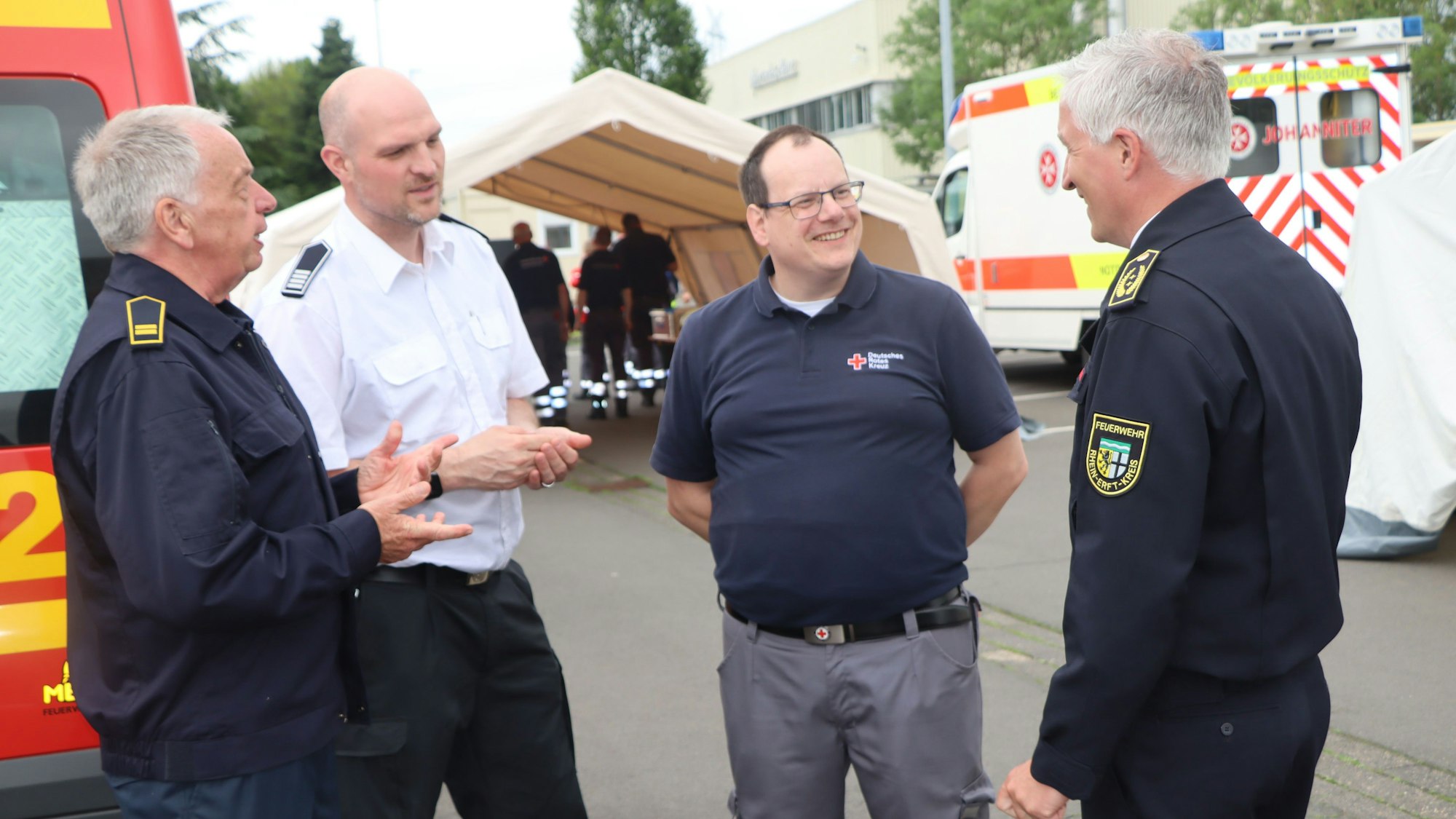Zufrieden war die Führungsspitze: Kreisbrandmeister Thomas Weiler, Kreisbereitschaftsleiter DRK Dirk Wolfrum, der Leiter der Abteilung Rettungsdienst des Rhein-Erft-Kreises, Simon Philippi, und der MANV-Beauftragte des Rhein-Erft-Kreises, Harald Band.