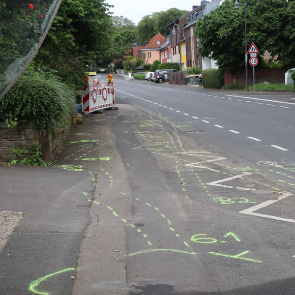 Noch sind die Markierungen auf der Straße deutlich zu sehen, die das Unfallaufnahmeteam auf den Asphalt gesprüht hat, um den Unfallhergang genauestens zu rekonstruieren.