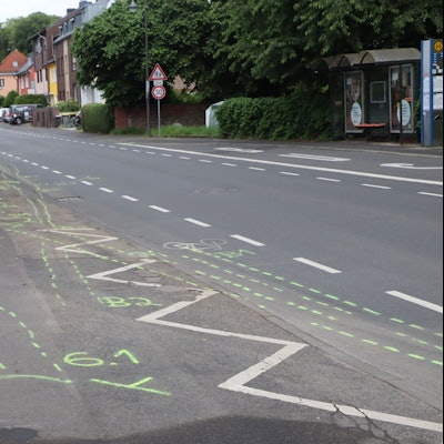 Noch sind die Markierungen auf der Straße deutlich zu sehen, die das Unfallaufnahmeteam auf den Asphalt gesprüht hat, um den Unfallhergang genauestens zu rekonstruieren.