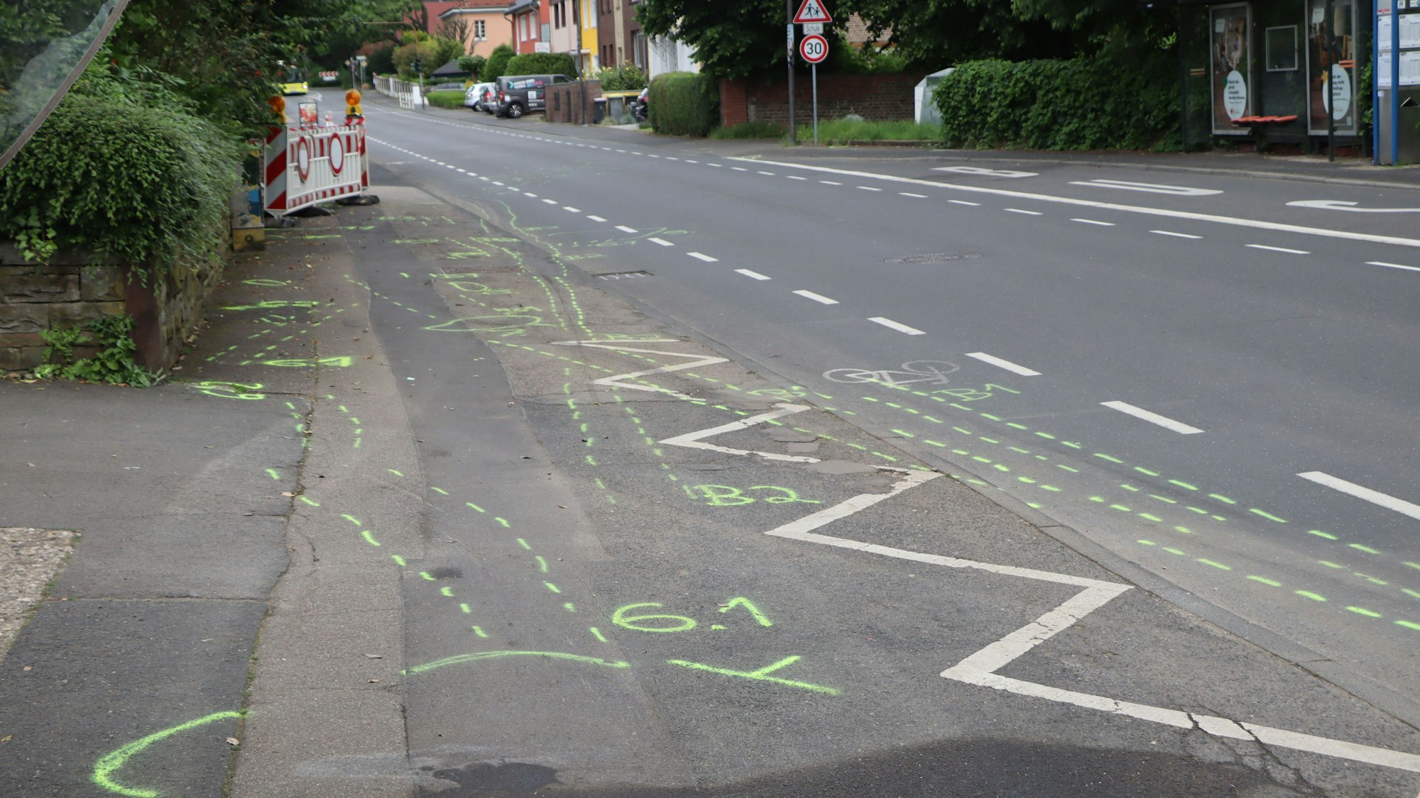 Noch sind die Markierungen auf der Straße deutlich zu sehen, die das Unfallaufnahmeteam auf den Asphalt gesprüht hat, um den Unfallhergang genauestens zu rekonstruieren.