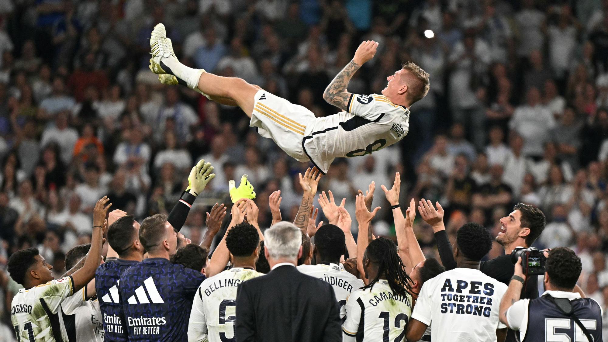 Toni Kroos wird von seinen Real-Teamkollegen in die Luft geworfen.