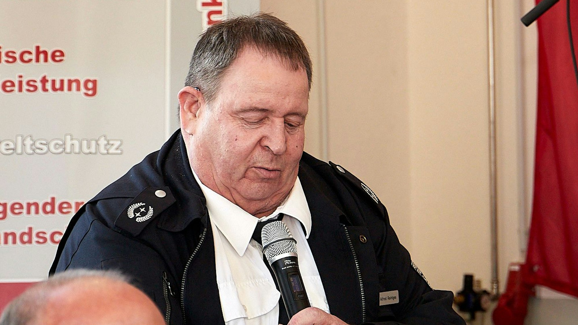 Blankenheims Feuerwehrchef Alfred Reintges spricht in ein Mikrofon.