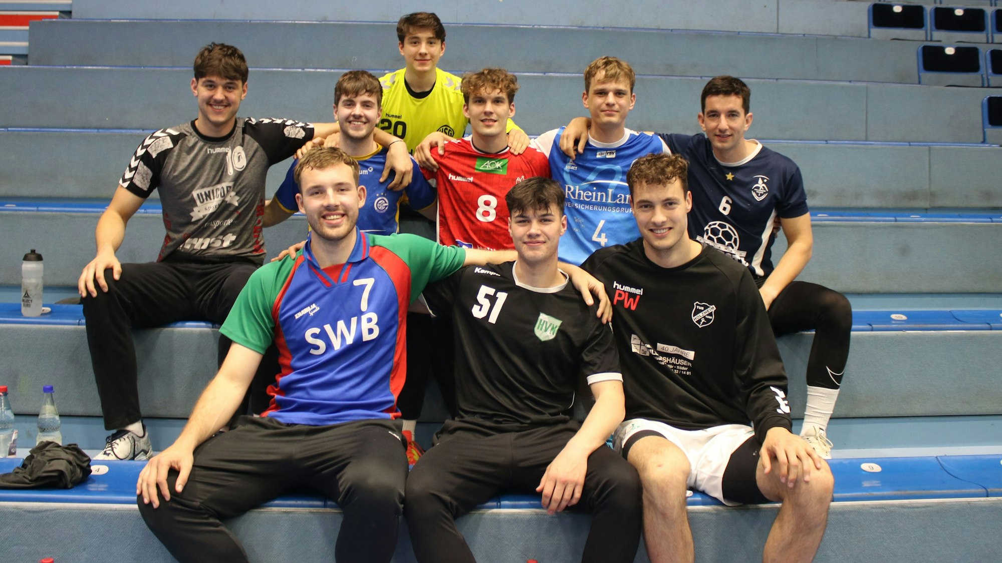 Auf der Tribüne: Keno Danzenbächer, Benedikt Israel, Akos Csaba, Kieran Unbehaun, Philip Würz, Giacomo Hrovatin (h.v.l), Bruno Eickhoff, Elian Brill und Moritz Köster (u.v.l.).