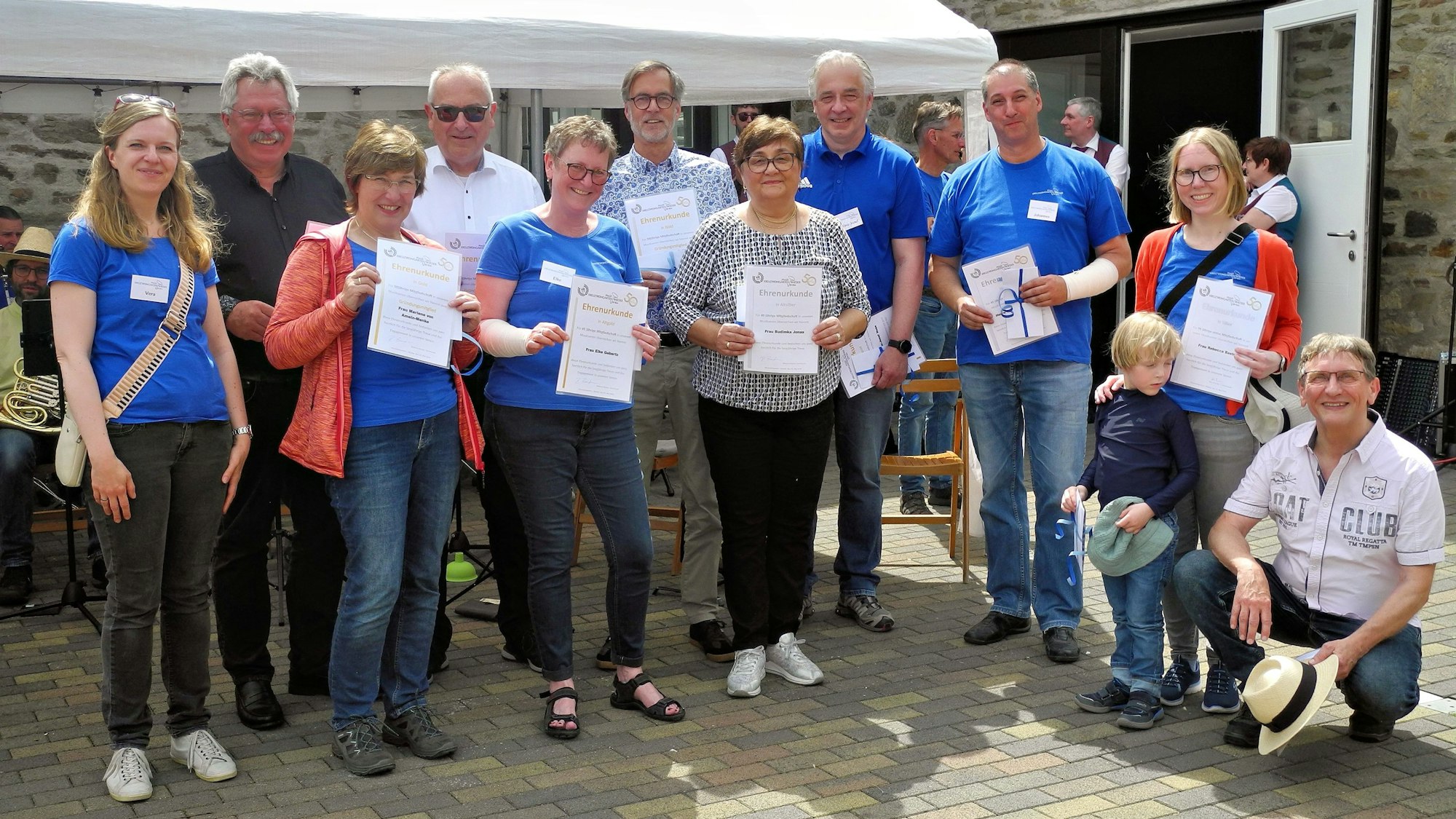 Die Geehrten haben sich zu einem Gruppenfoto aufgestellt.