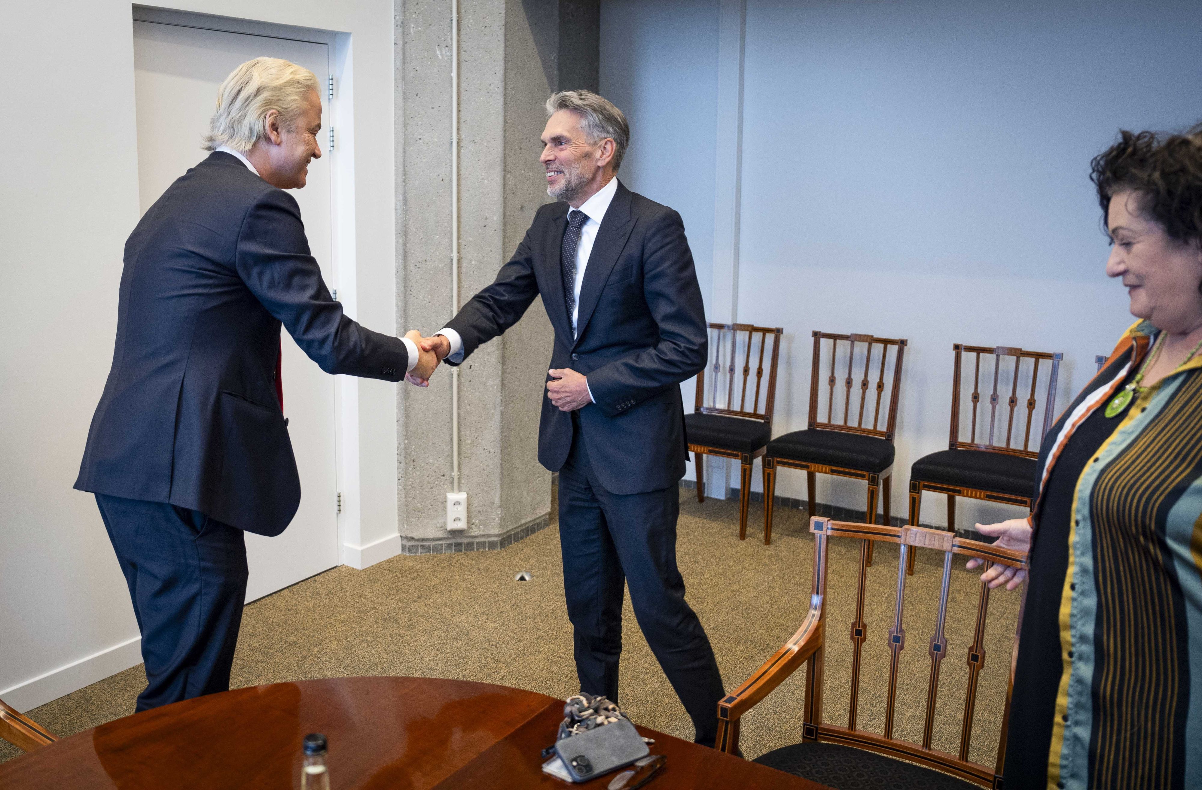 Dick Schoof (M), designierter Premierminister des neuen Kabinetts, begrüßt Geert Wilders (l), den Fraktionsvorsitzenden der Partei für die Freiheit (PVV).