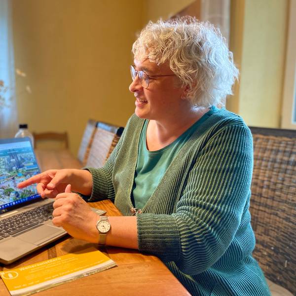 Barbara Lehmann-Detscher, Co-Vorsitzende des Vereins Weilerswist Zero, präsentiert ein KI-generiertes Bild auf ihrem Laptop.