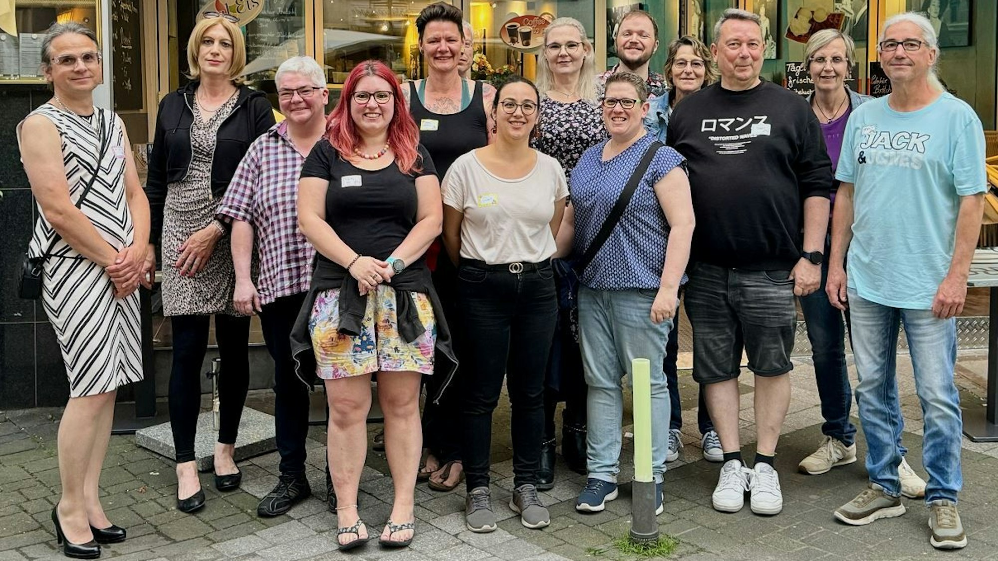 Das Bild zeigt die Teilnehmenden des Queer-Treffs.